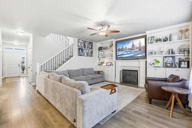 8215 Ashen Dr, Pasco, WA 99301