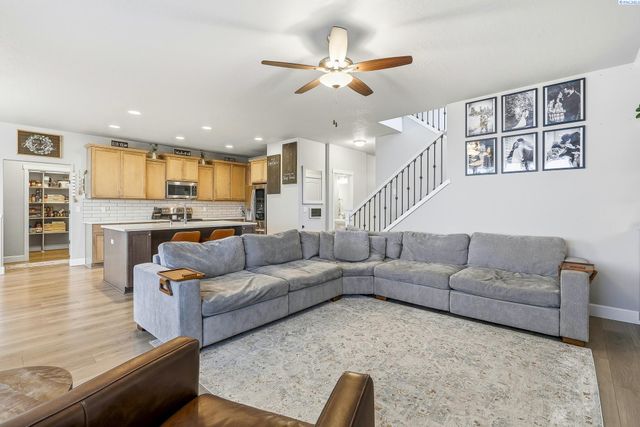 8215 Ashen Dr, Pasco, WA 99301