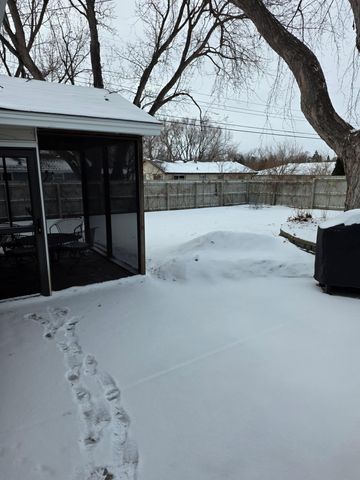 8401 32nd Avenue N, Crystal, MN 55427