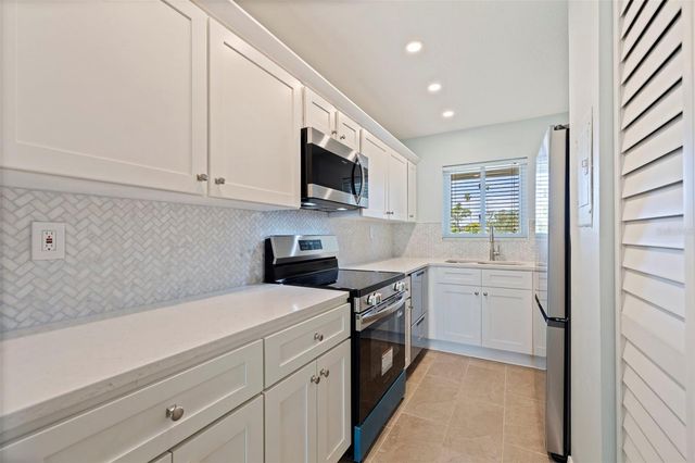 4595 CHANCELLOR STREET NE 105, St Petersburg, FL 33703