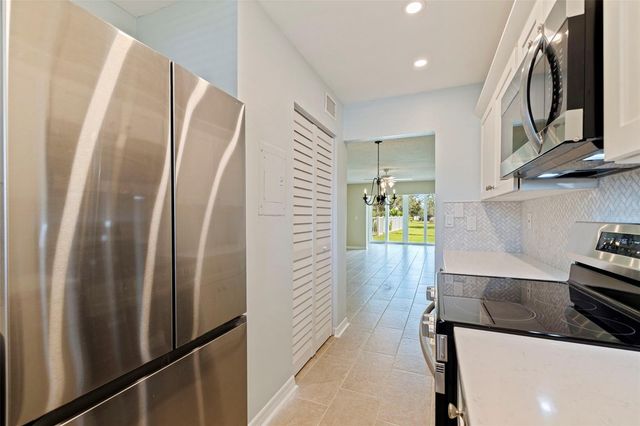 4595 CHANCELLOR STREET NE 105, St Petersburg, FL 33703