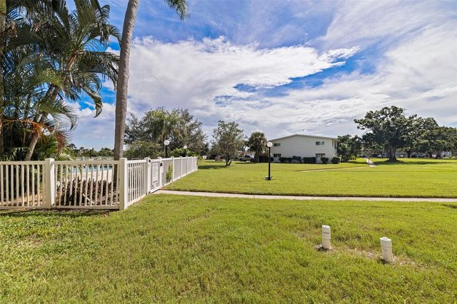 4595 CHANCELLOR STREET NE 105, St Petersburg, FL 33703