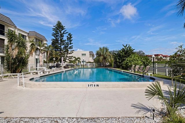 4595 CHANCELLOR STREET NE 105, St Petersburg, FL 33703