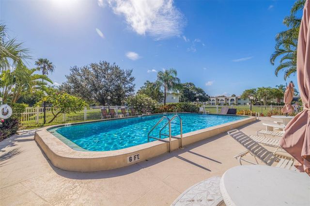 4595 CHANCELLOR STREET NE 105, St Petersburg, FL 33703