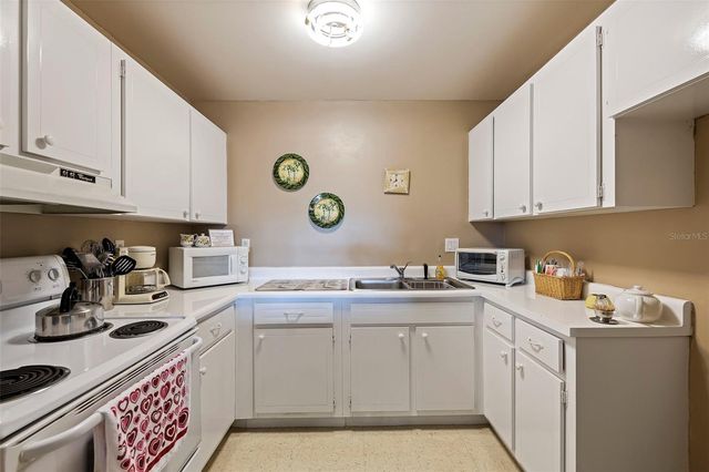 4595 CHANCELLOR STREET NE 105, St Petersburg, FL 33703