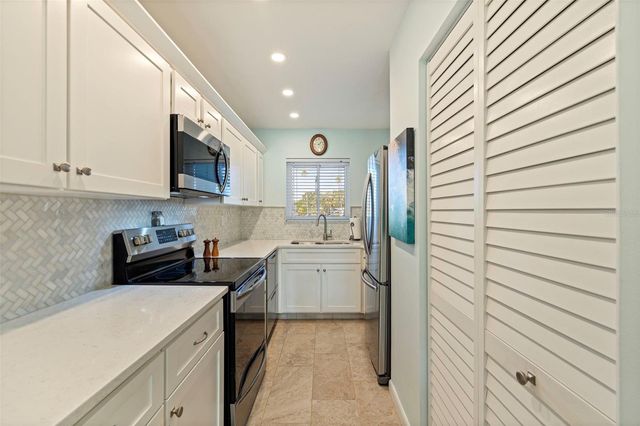 4595 CHANCELLOR STREET NE 105, St Petersburg, FL 33703
