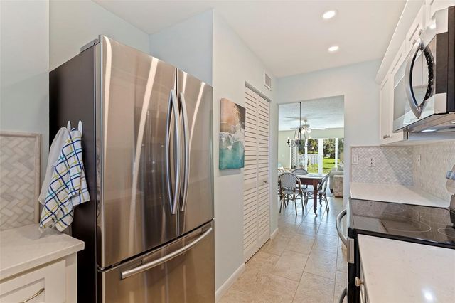 4595 CHANCELLOR STREET NE 105, St Petersburg, FL 33703