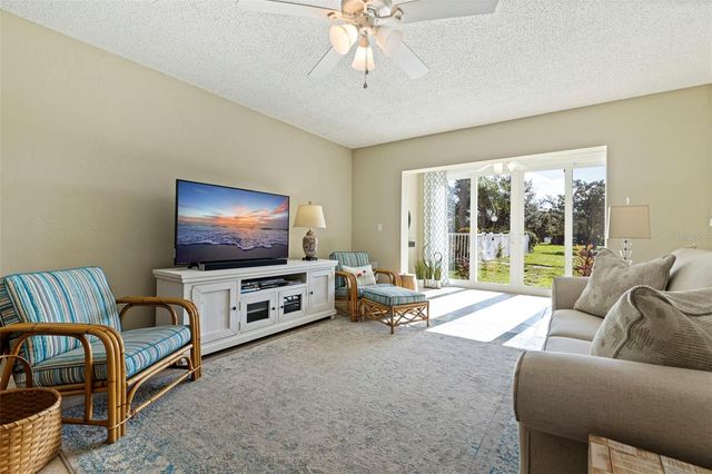 4595 CHANCELLOR STREET NE 105, St Petersburg, FL 33703