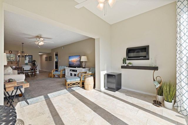4595 CHANCELLOR STREET NE 105, St Petersburg, FL 33703