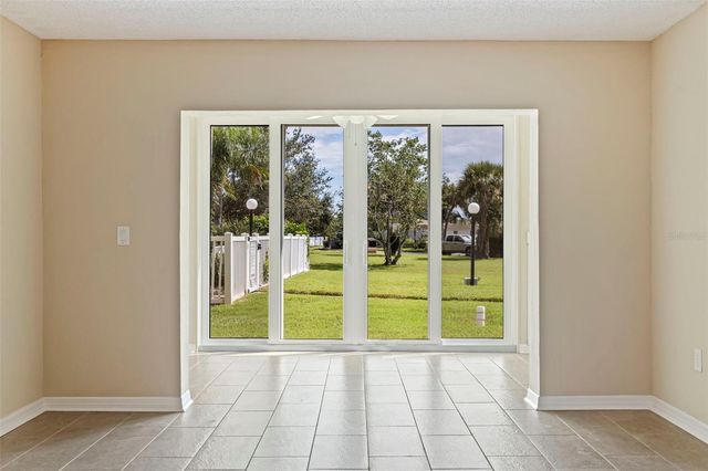 4595 CHANCELLOR STREET NE 105, St Petersburg, FL 33703