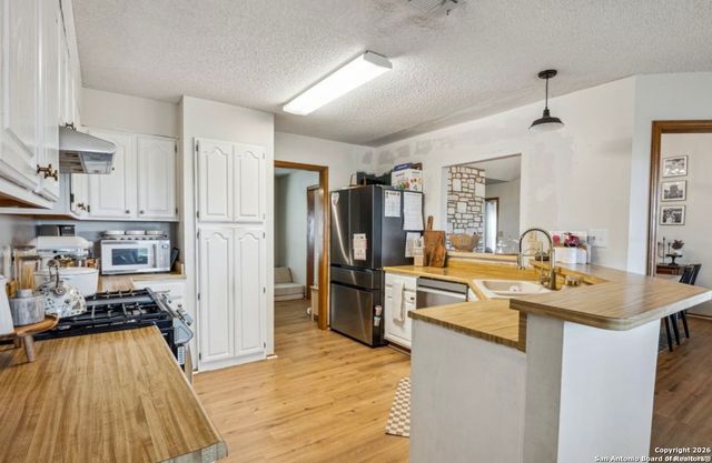 101 Country, Castroville, TX 78009