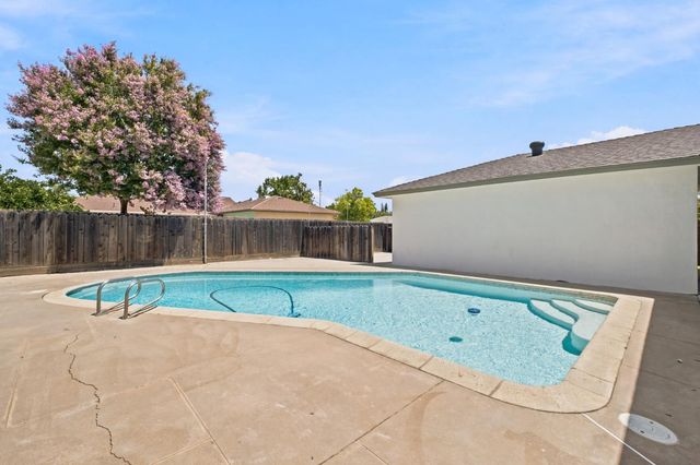 1568 E Calimyrna Avenue, Fresno, CA 93710