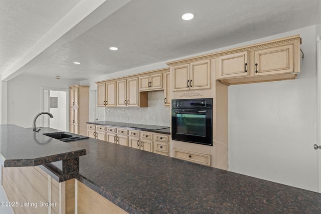 5533 Bruce Ave, Louisville, KY 40214