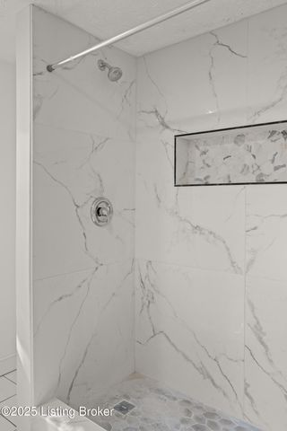 5533 Bruce Ave, Louisville, KY 40214