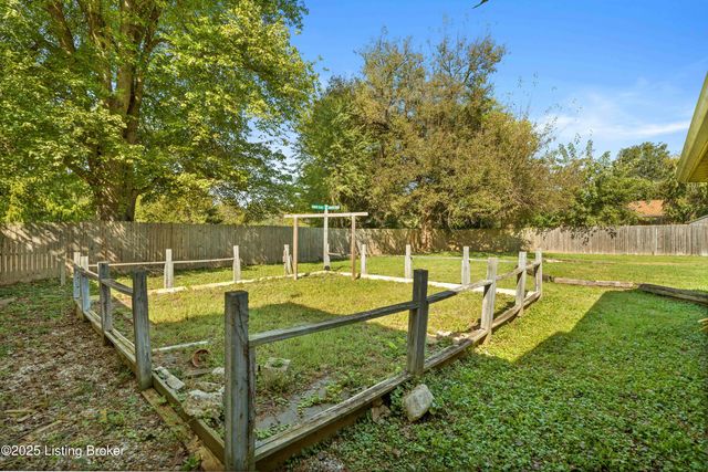 5533 Bruce Ave, Louisville, KY 40214