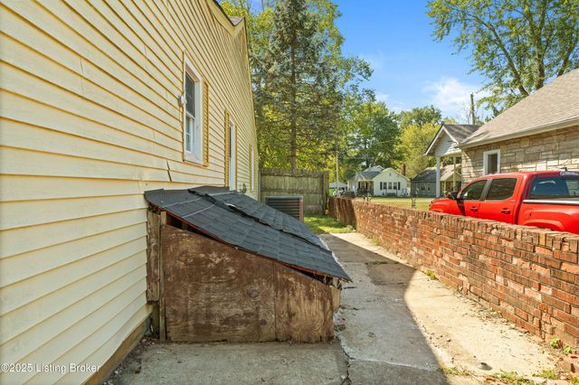 5533 Bruce Ave, Louisville, KY 40214