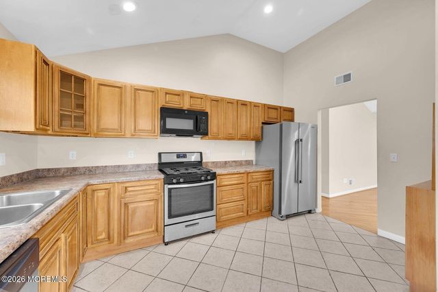 10 Oceanview Avenue, Keansburg, NJ 07734