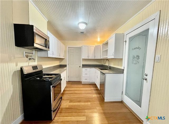 2001 E Forrest Street, Victoria, TX 77901