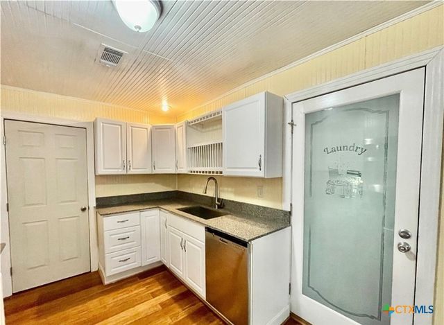 2001 E Forrest Street, Victoria, TX 77901