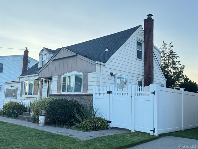 27 Edward Street, Bethpage, NY 11714
