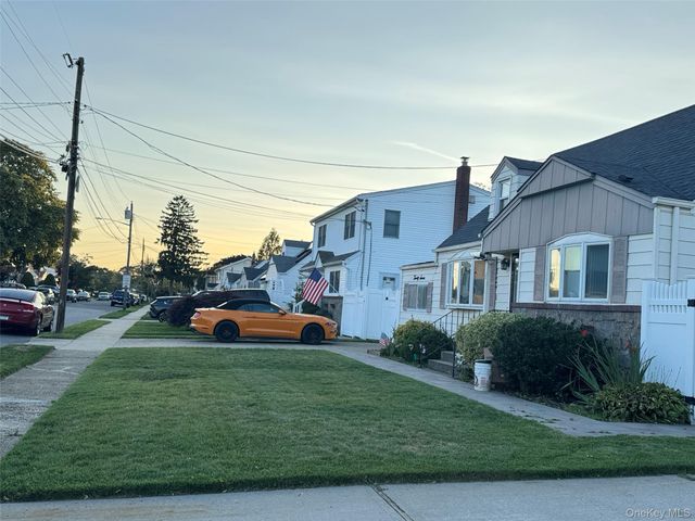 27 Edward Street, Bethpage, NY 11714