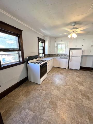 631 W 11TH AVENUE, Oshkosh, WI 54902