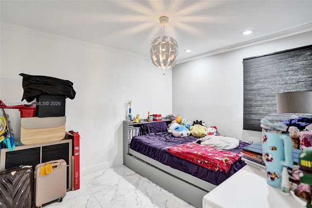 372 W Riverbend Dr, Sunrise, FL 33326