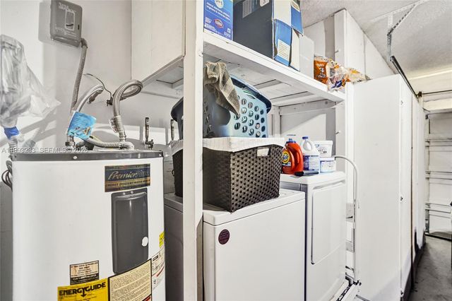 372 W Riverbend Dr, Sunrise, FL 33326