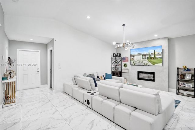 372 W Riverbend Dr, Sunrise, FL 33326