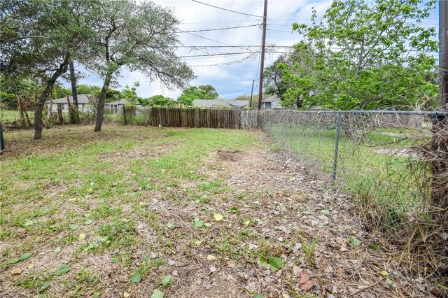 608 S 10th St, Aransas Pass, TX 78336