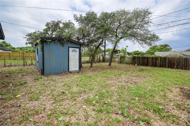 608 S 10th St, Aransas Pass, TX 78336