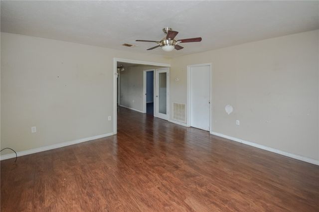 608 S 10th St, Aransas Pass, TX 78336
