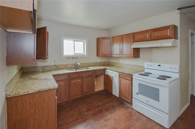 608 S 10th St, Aransas Pass, TX 78336