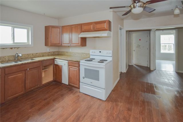 608 S 10th St, Aransas Pass, TX 78336