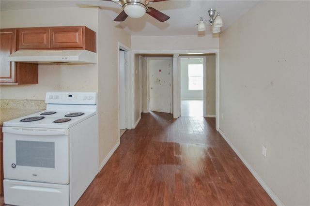 608 S 10th St, Aransas Pass, TX 78336