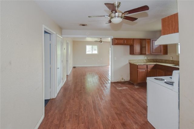 608 S 10th St, Aransas Pass, TX 78336