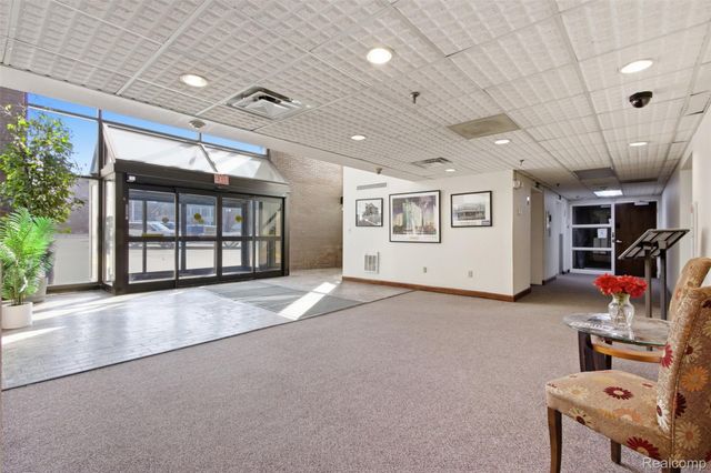985 E Jefferson 100, Detroit, MI 48207