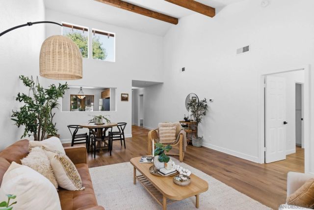 8665 Circle R Valley LN, Escondido, CA 92026