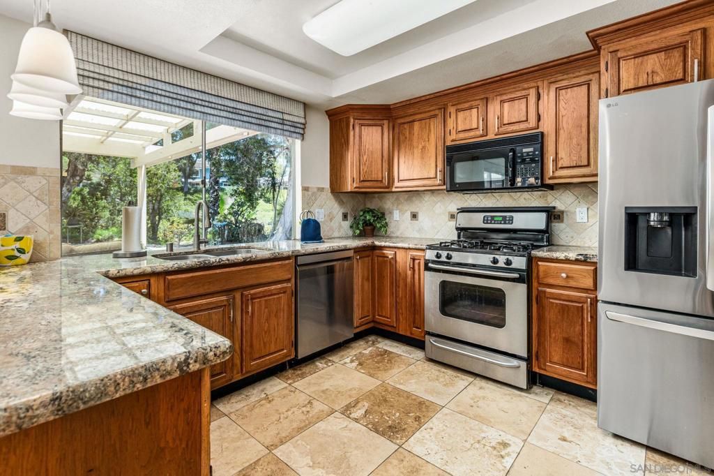 Image 13 of property listing at 2070 Fuerte Lane, Escondido, CA 92026