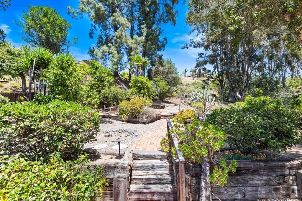 Image 32 of property listing at 2070 Fuerte Lane, Escondido, CA 92026
