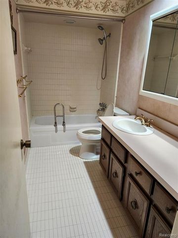 27333 Arborway Road 44, Southfield, MI 48033