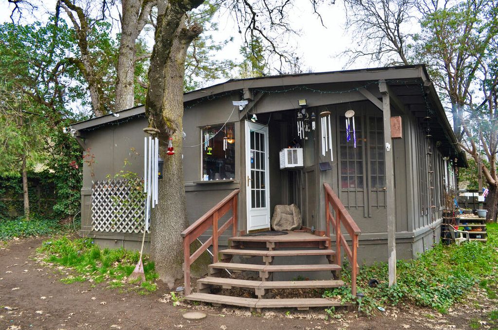 10585 Blackwell Road, Central Point, OR 97502