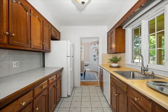 28 Kenilworth Rd, Shrewsbury, MA 01545