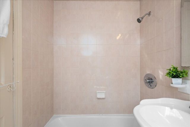 28 Kenilworth Rd, Shrewsbury, MA 01545