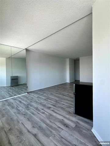 7002 JFK Blvd E 20G, Guttenberg, NJ 07093