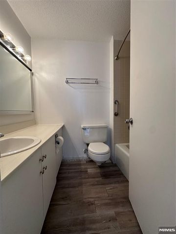 7002 JFK Blvd E 20G, Guttenberg, NJ 07093