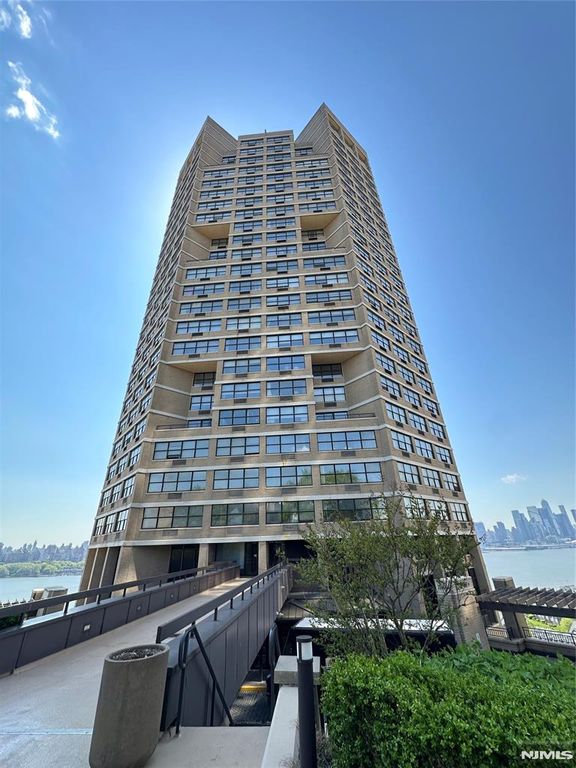 7002 JFK Blvd E 20G, Guttenberg, NJ 07093