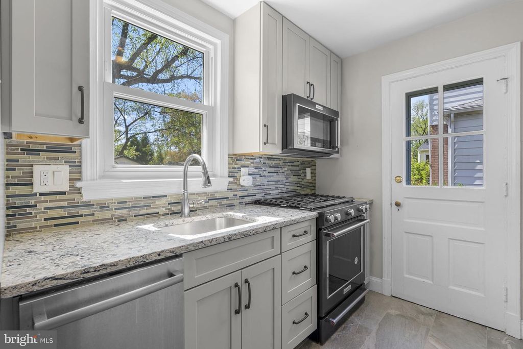 Image 9 of property listing at 2414 DEXTER AVE, Silver Spring, MD 20902