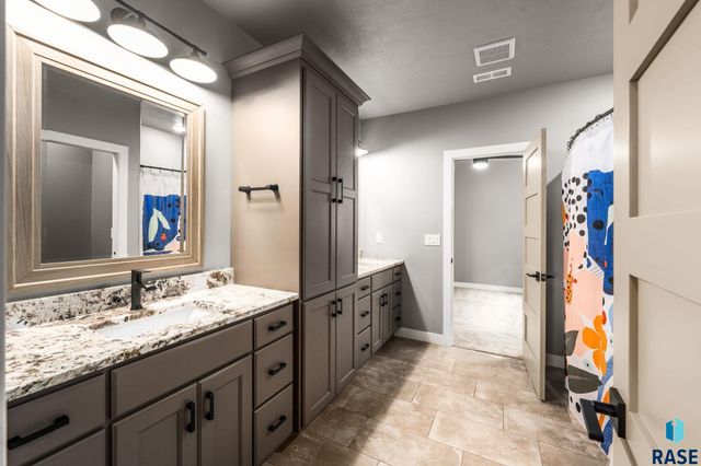 5601 E Chandler Dr Drive, Sioux Falls, SD 57110