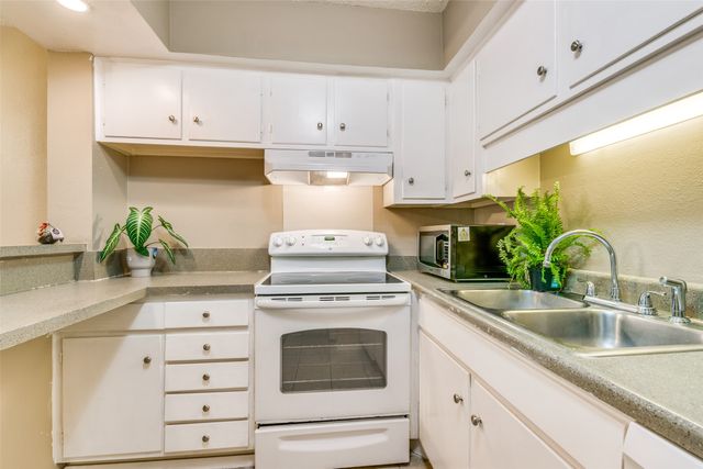 5322 Fleetwood Oaks Avenue 242, Dallas, TX 75235